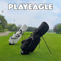 Sac de golf trépied en cuir PU – sacs gris et noir posés sur leur trépied sur un fairway