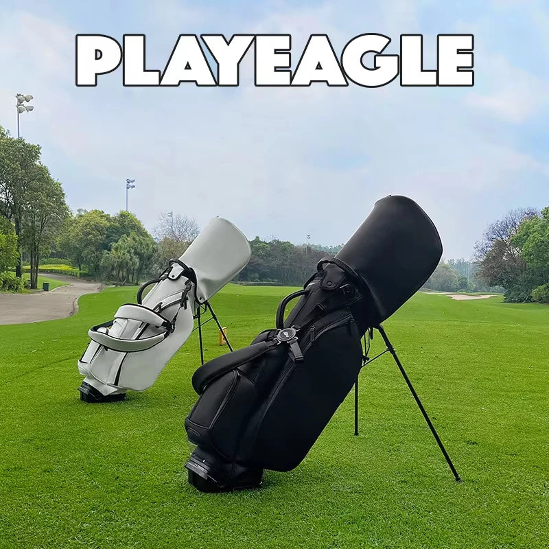 Sac de golf trépied en cuir PU – sacs gris et noir posés sur leur trépied sur un fairway