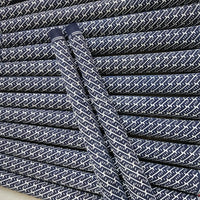 Grips de golf bleu marine et blanc – deux grips posés sur un tas de grips