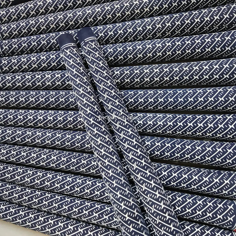 Grips de golf bleu marine et blanc – deux grips posés sur un tas de grips