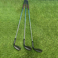 Lot de 3 wedges de golf – les trois wedges vus de côté sur le gazon