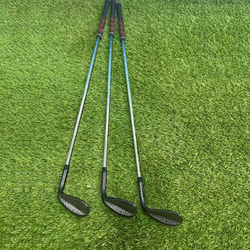 Lot de 3 wedges de golf – les trois wedges vus de côté sur le gazon