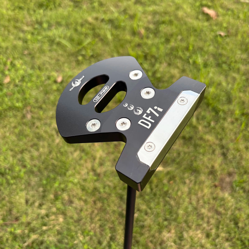 Putter maillet aluminium – tête noire vue de dessus en trois quarts