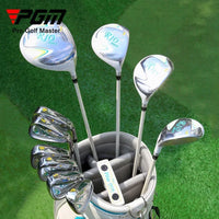 Clubs de golf droitier blanc et argent – clubs de la gamme dans un sac sur le gazon