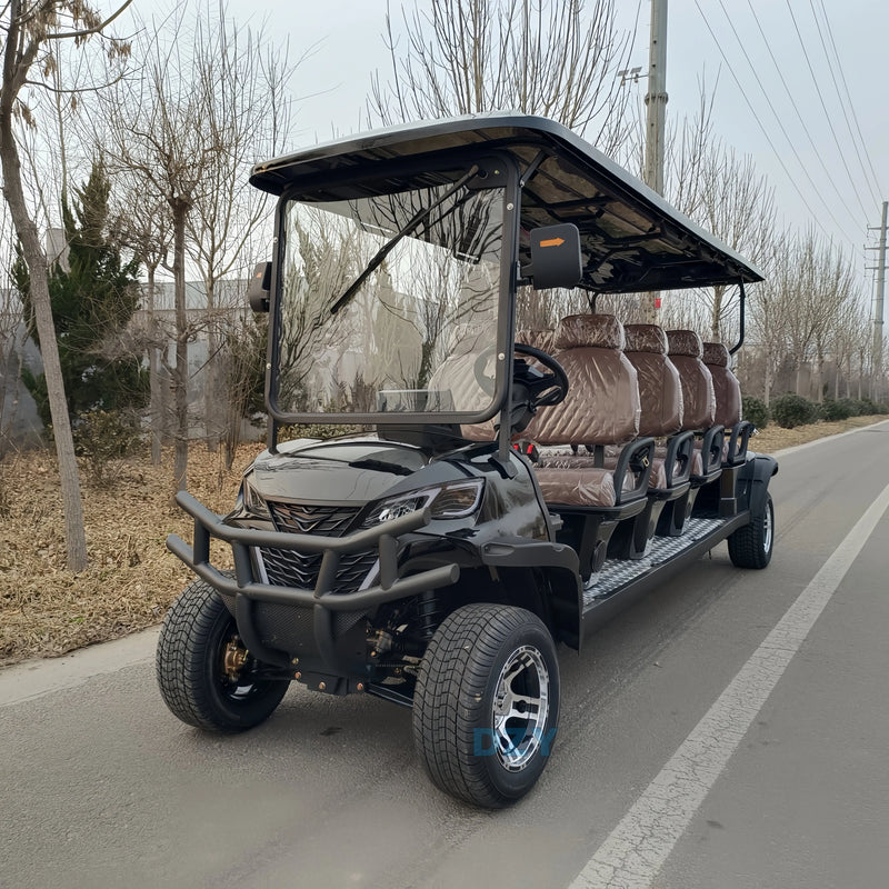 Voiturette de golf électrique de luxe – version noire longue à sièges bruns sur route