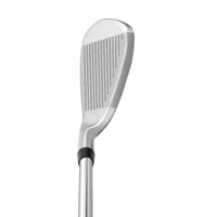 Série de fers de golf longueur unique – gros plan sur la face rainurée et la jonction du manche