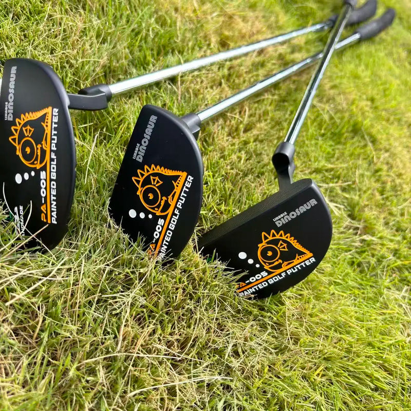 Putter maillet demi-lune noir – trois putters posés dans l'herbe