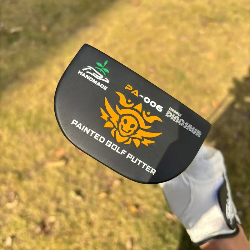 Putter maillet noir en D – tête vue de dessus tenue à la main avec le motif orange