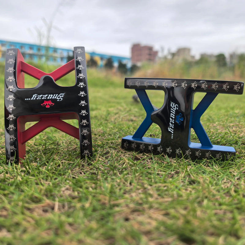 Putter maillet double face – deux putters posés sur l'herbe, bleu et noir, rouge et noir