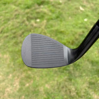 Wedge de golf noir forgé CNC – face à rainures fraisées vue de face