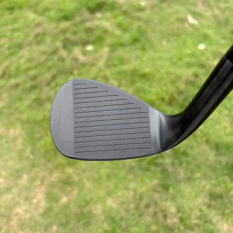 Wedge de golf noir forgé CNC – face à rainures fraisées vue de face