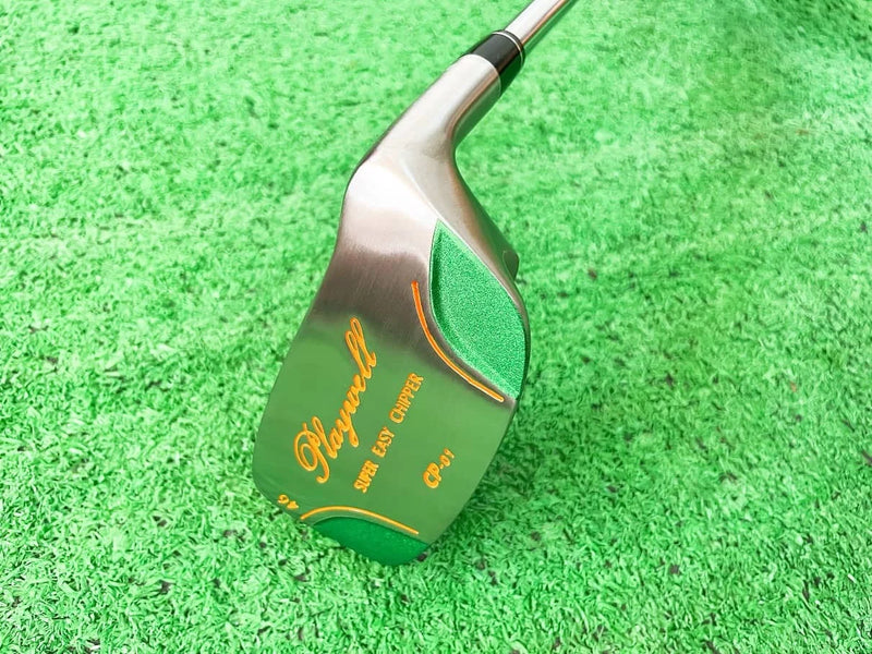 Chipper de golf – face avec insert vert posée sur le gazon