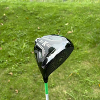 Driver de golf réglable – tête vue de trois quarts avec sa semelle