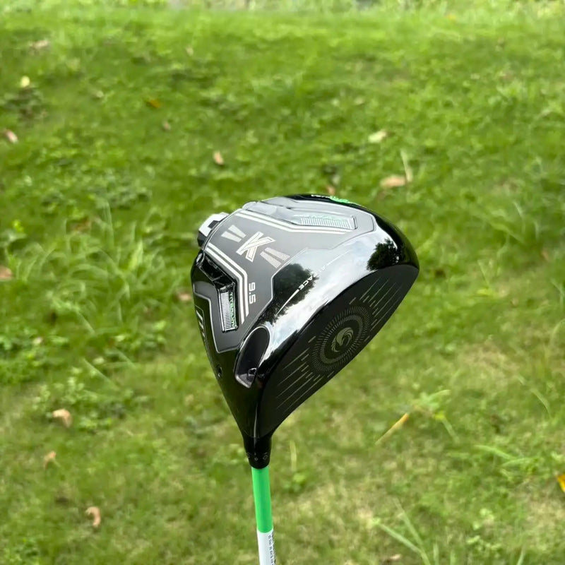 Driver de golf réglable – tête vue de trois quarts avec sa semelle