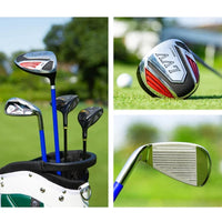 Entraîneur de swing golf – entraîneurs dans un sac et têtes de bois et de fer sur l'herbe