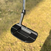 Putter maillet noir en D – tête vue de dessus avec le manche en acier