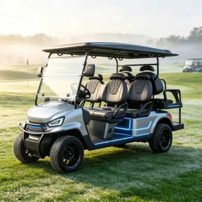 Voiturette de golf 4 places 3,5 kW – version argent sur un parcours embrumé