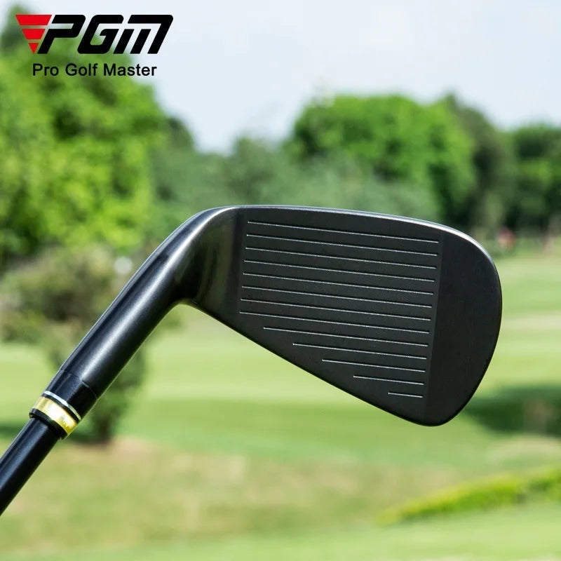 Fer 7 golf noir et or – face rainurée vue sur le fairway