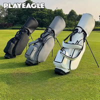Sac de golf trépied en cuir PU – sacs noir, gris et blanc posés sur leur trépied sur un parcours de golf