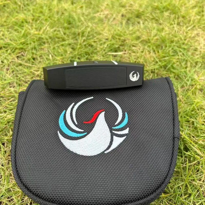 Putter maillet en aluminium – tête noire posée sur un couvre-putter brodé