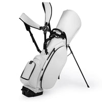 Sac de golf trépied en cuir PU – sac blanc sur ses pieds, vue de trois quarts avec bretelles
