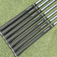 Set de 7 manches acier pour fers de golf – sept grips noirs fixés sur les manches