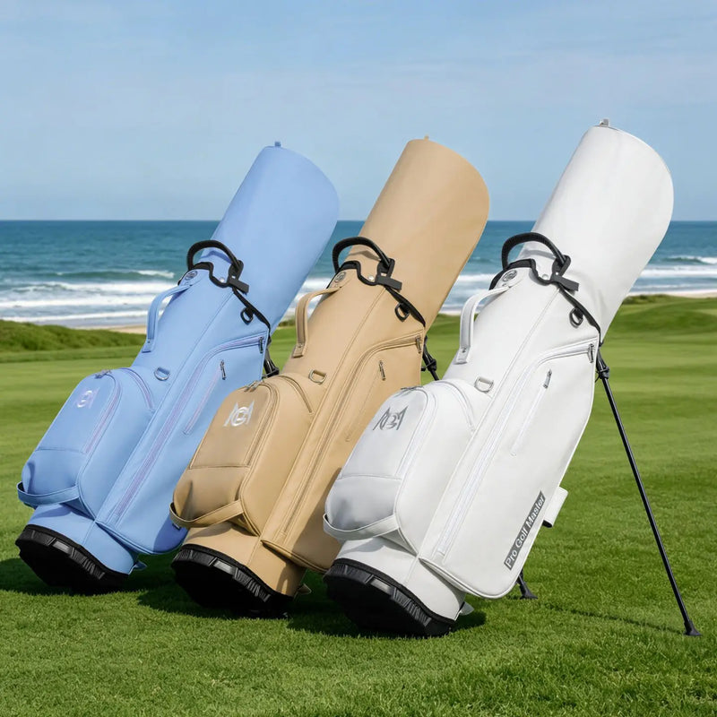 Sac de golf trépied femme – trois sacs bleu ciel, beige et blanc sur un parcours en bord de mer