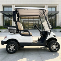 Voiturette de golf électrique – vue de côté, sièges beiges et jantes en alliage