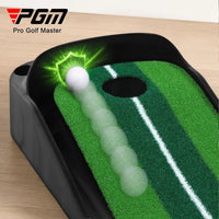Tapis de putting bicolore – balle roulant vers le trou près de la butée noire surélevée