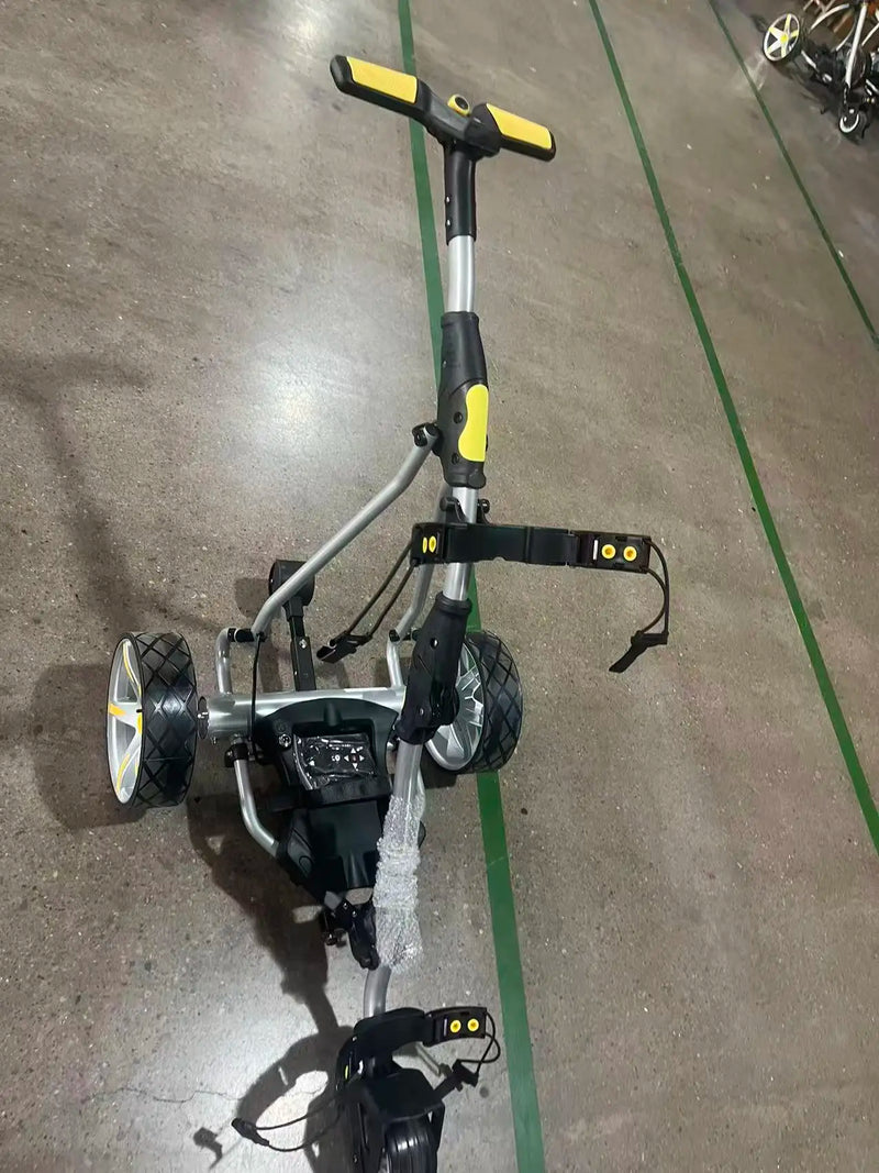 Chariot de golf électrique avec télécommande – vue réelle du chariot depuis la poignée