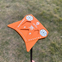 Putter maillet en aluminium – version orange tenue en main