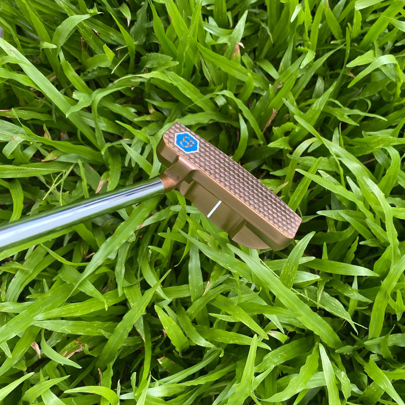 Putter maillet cuivré – tête vue de face avec la ligne de visée blanche