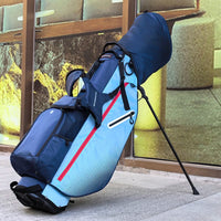 Sac de golf trépied léger 2 kg – vue de trois quarts avec capot, bretelles et trépied