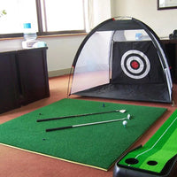 Filet de golf tente noire – tente installée dans une pièce, avec tapis de putting