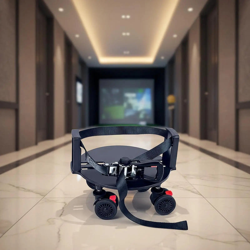 Base à roulettes pour sac de golf – base noire dans un couloir devant un simulateur