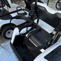 Voiturette de golf électrique 4 places – détail de la banquette arrière et des sangles