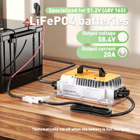 Chargeur LiFePO4 58,4 V – chargeur branché à une batterie, avec sortie 58,4 V et 20 A