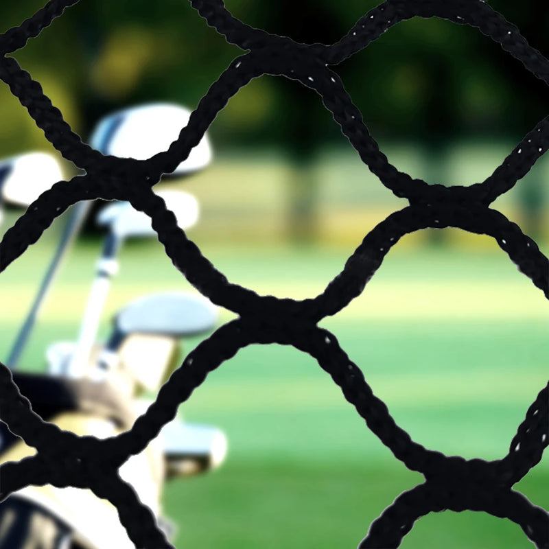 Filet de golf noir en polyéthylène – maille vue de près devant des clubs de golf