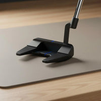 Putter avec ramasse-balle intégré – tête en U noire posée sur une surface neutre