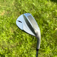 Wedge de golf forgé fraisé CNC – tête vue de côté avec le bord d'attaque