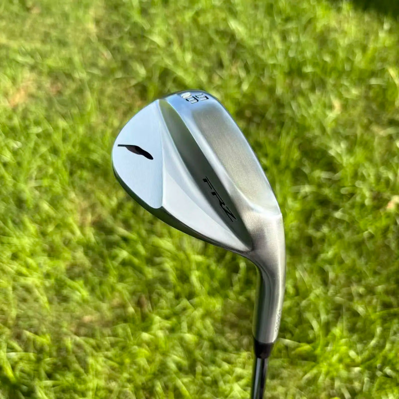 Wedge de golf forgé fraisé CNC – tête vue de côté avec le bord d'attaque
