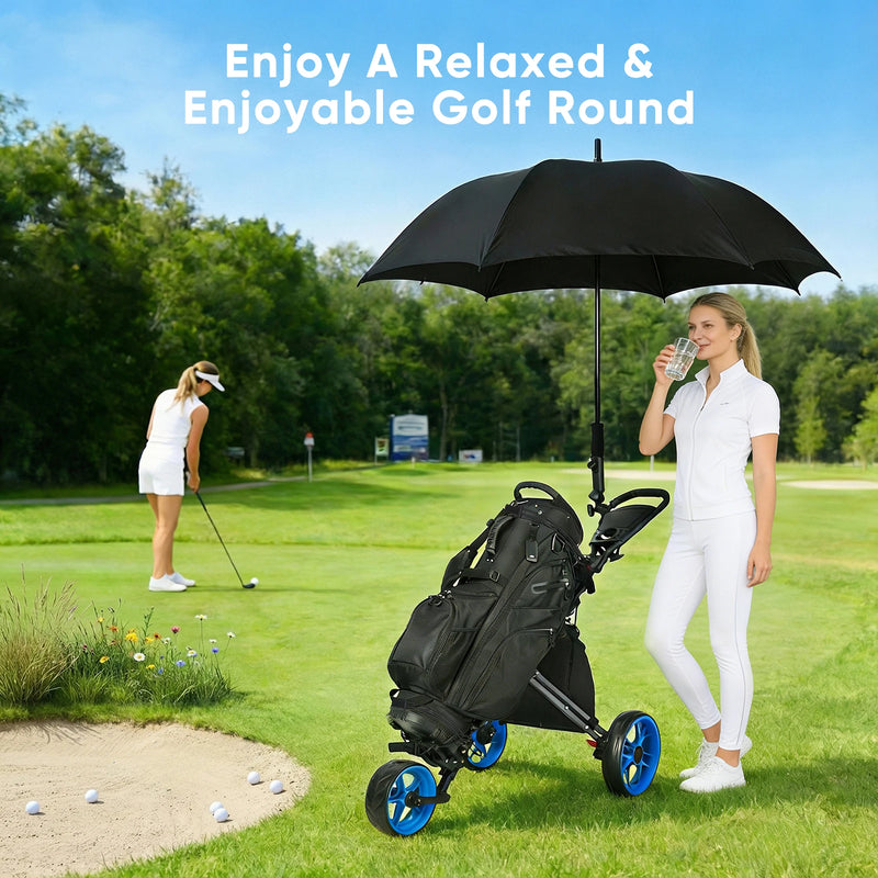 Chariot de golf pliable 3 roues – deux joueuses sur le parcours avec le chariot et un parapluie