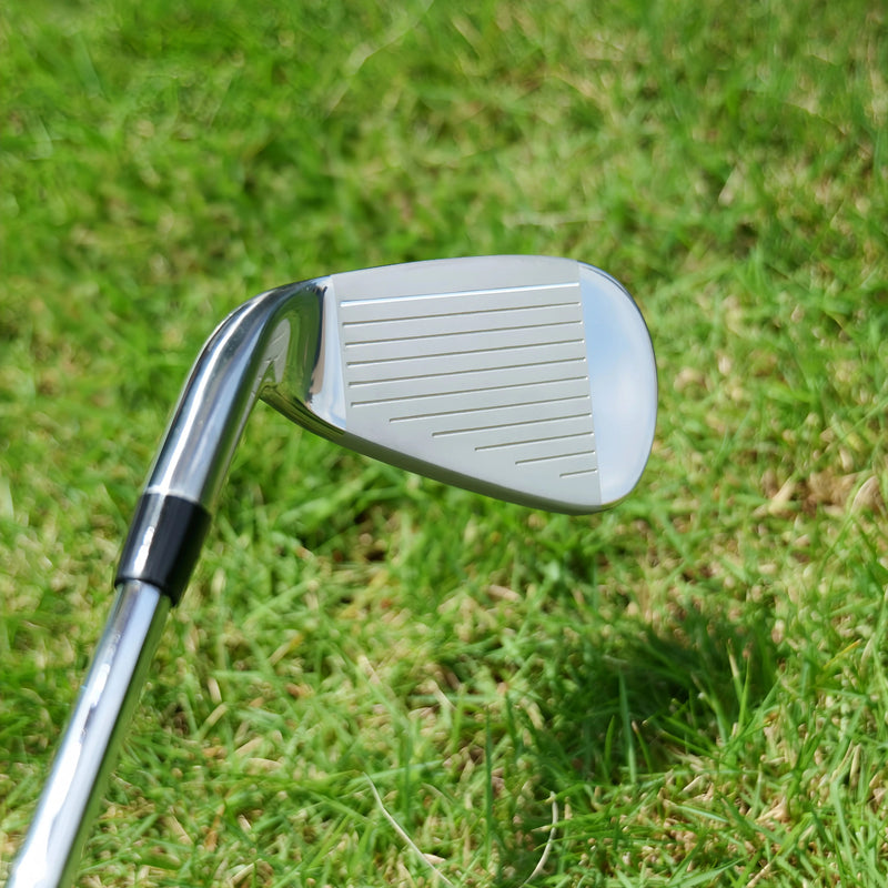 Série de fers de golf – face rainurée d'un fer en gros plan