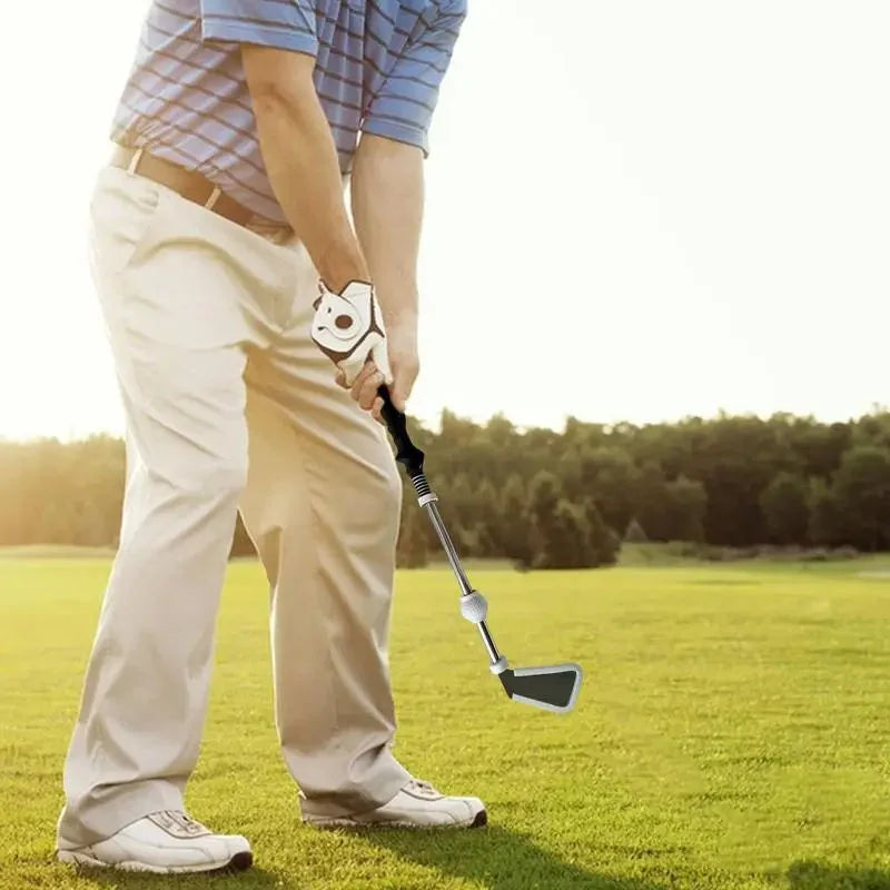 Aide au swing rétractable – golfeur à l'adresse avec l'aide au swing en main