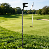 Putter avec ramasse-balle intégré – putter debout sur un green avec le drapeau en arrière-plan