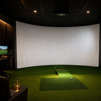 Écran de simulateur de golf – grand écran blanc large dans une salle sombre avec tapis de frappe