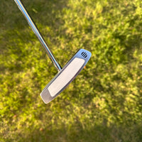 Putter lame double face argenté – face de frappe claire vue de côté avec le manche