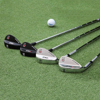 Wedge de golf gaucher – quatre wedges noirs et argent alignés sur le green avec une balle