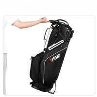 Sac de golf trépied léger 14 compartiments – main soulevant le sac par la poignée de transport, sac sur son trépied
