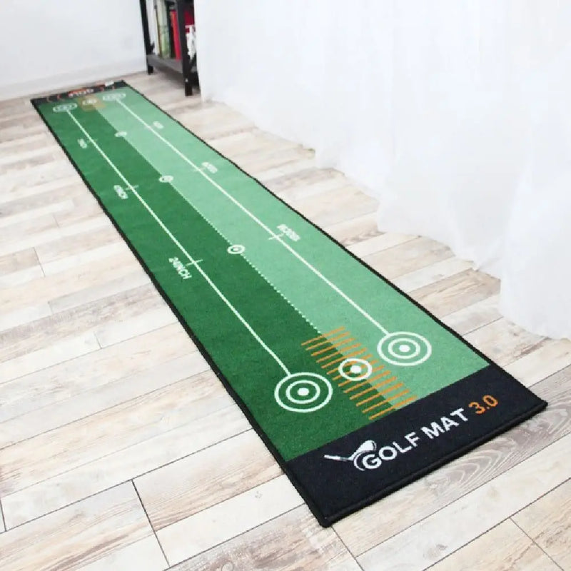 Tapis de putting pliable – tapis déroulé sur un parquet avec ses cibles et ses repères